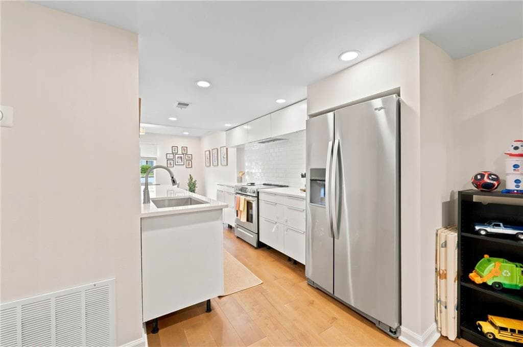 3 bedroom, 4 bathroom, 1,982 sq ft townhouse for sale at 8 Ivy Ridge, Atlanta, GA 30342 — photo 5