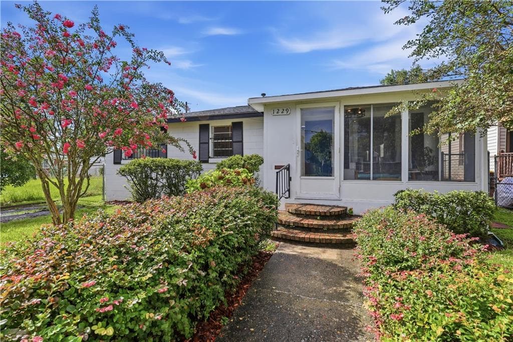 3 bedroom, 2 bathroom, 1,100 sq ft single family residence for sale at 1229 E Bolton Street, Savannah, GA 31404 — photo 3