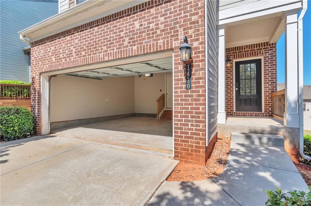 3 bedroom, 3 bathroom, 1,992 sq ft single family residence under contract at 1410 Comet Ives Lane, Lawrenceville, GA 30045 — photo 2