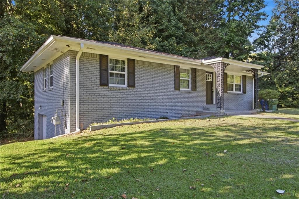 4 bedroom, 3 bathroom, 1,188 sq ft single family residence for sale at 2349 Omaha Road, Atlanta, GA 30331 — photo 3