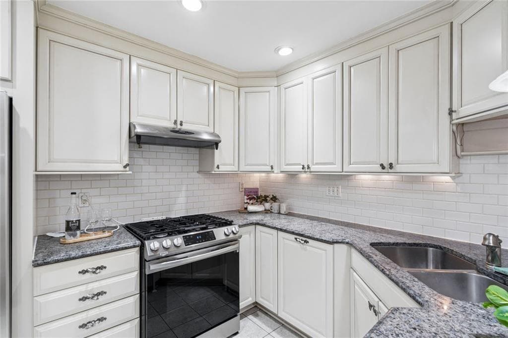 3 bedroom, 3 bathroom, 1,700 sq ft condominium under contract at 2 Gilbert Trail, Atlanta, GA 30308 — photo 8