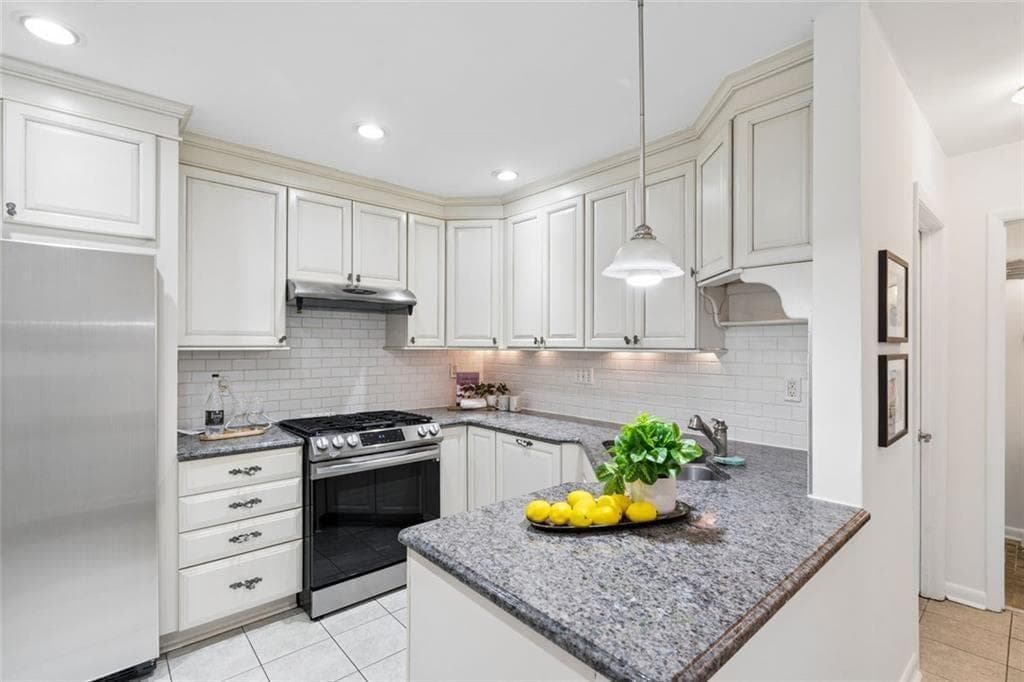 3 bedroom, 3 bathroom, 1,700 sq ft condominium under contract at 2 Gilbert Trail, Atlanta, GA 30308 — photo 9