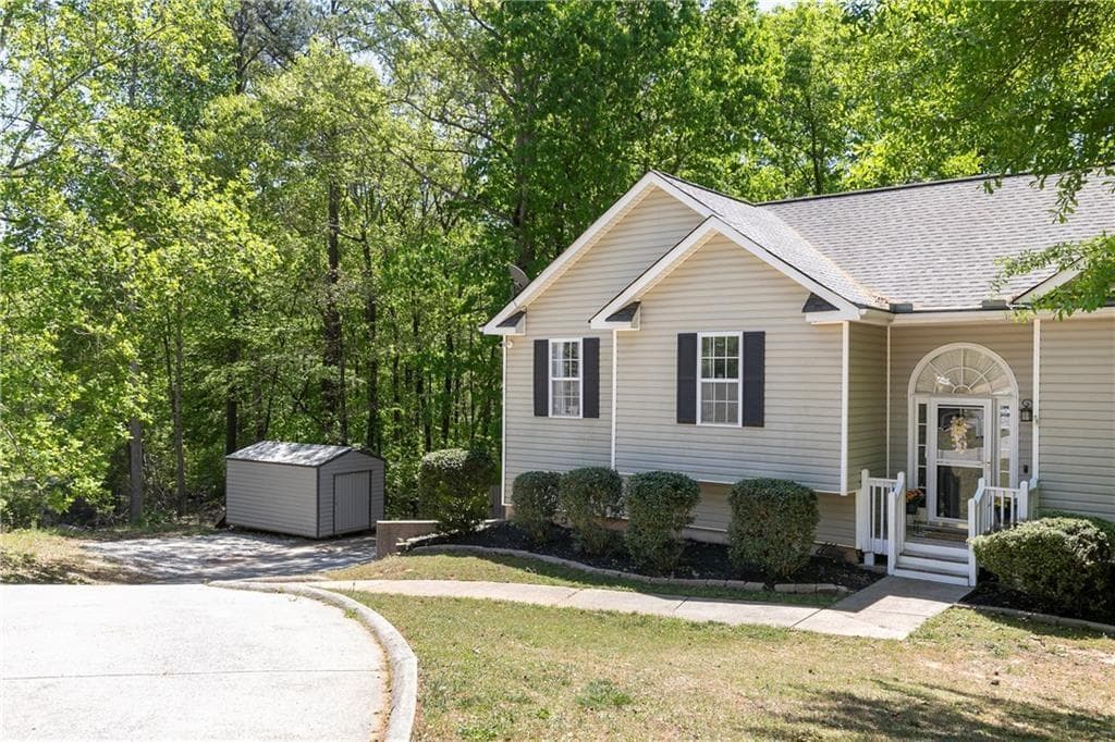 3 bedroom, 3 bathroom, 2,008 sq ft single family residence for sale at 9420 Poole Road, Villa Rica, GA 30180 — photo 3