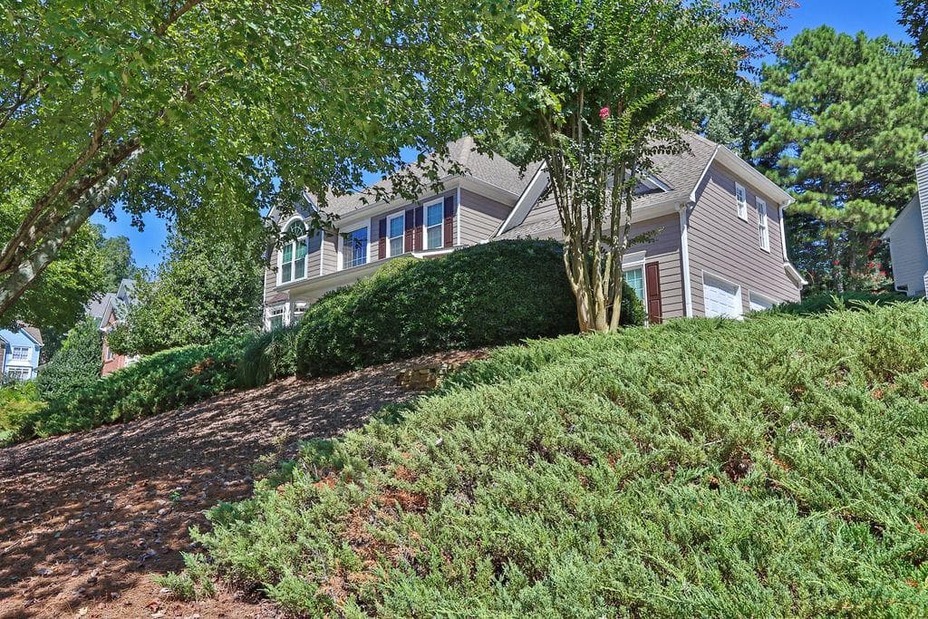 3 bedroom, 3 bathroom, 2,981 sq ft single family residence for sale at 2315 Walnut Grove Way, Suwanee, GA 30024 — photo 3