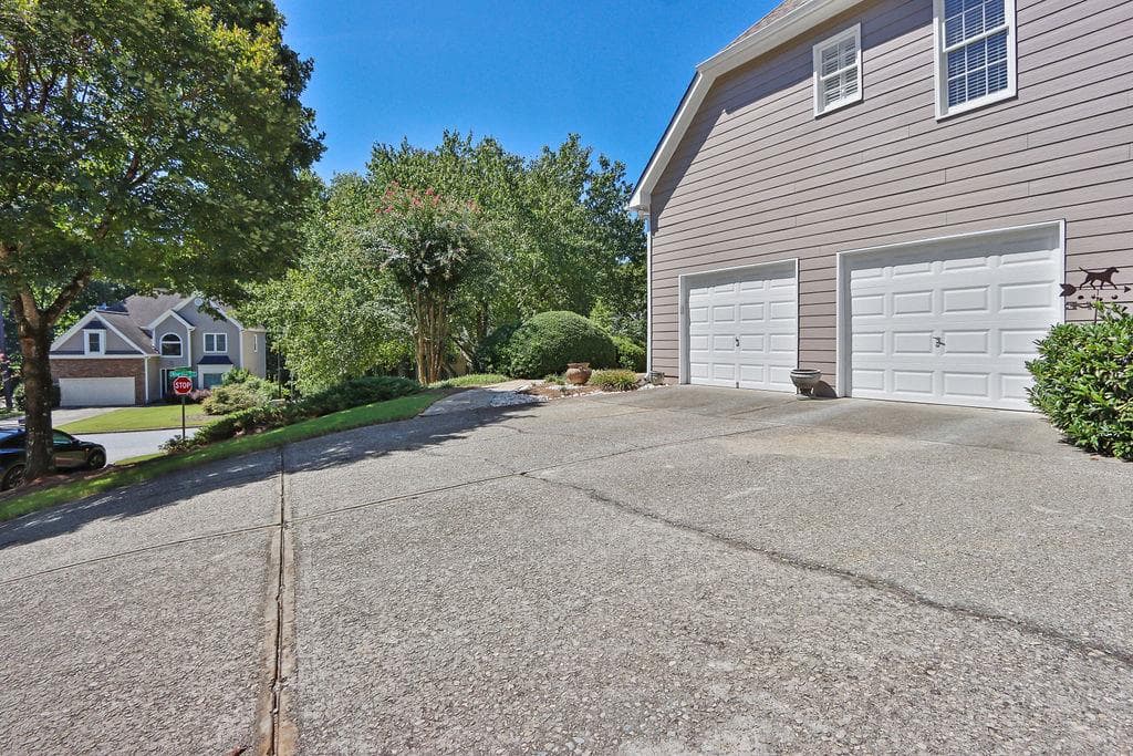 3 bedroom, 3 bathroom, 2,981 sq ft single family residence for sale at 2315 Walnut Grove Way, Suwanee, GA 30024 — photo 7