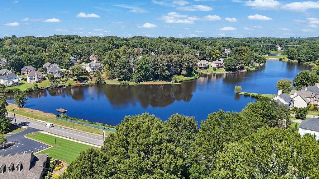 3 bedroom, 3 bathroom, 2,981 sq ft single family residence for sale at 2315 Walnut Grove Way, Suwanee, GA 30024 — photo 8