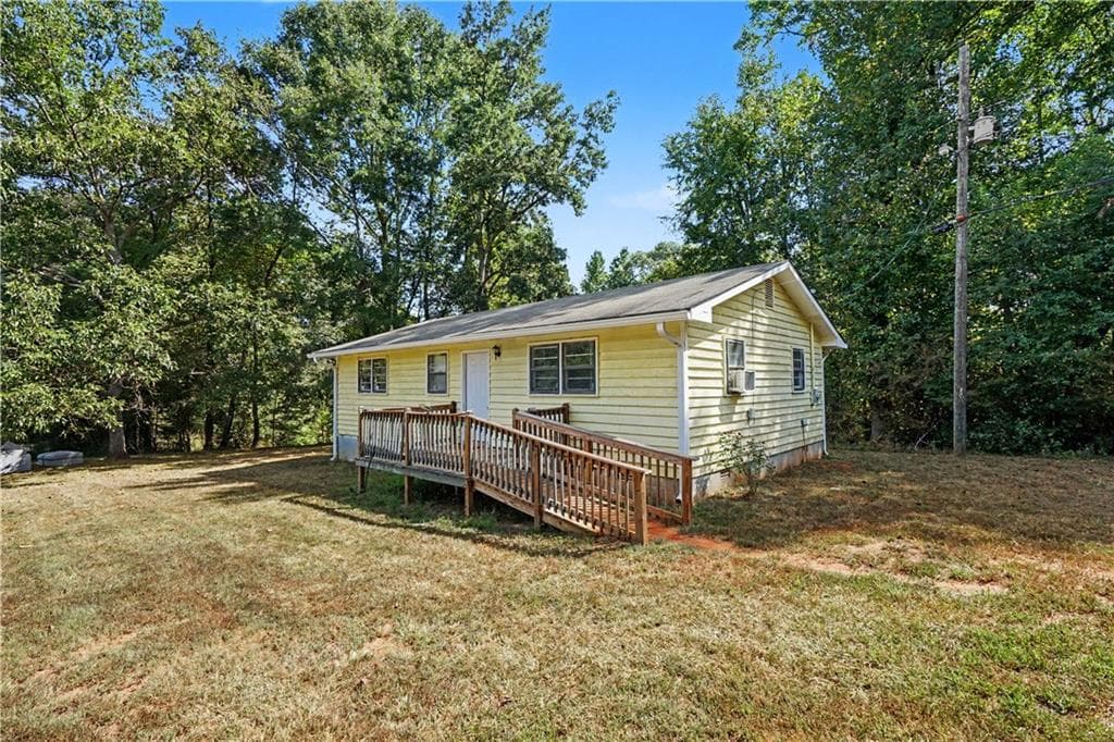 2 bedroom, 1 bathroom, 1,056 sq ft single family residence under contract at 107 Hill Lake Road, Danielsville, GA 30633 — photo 2