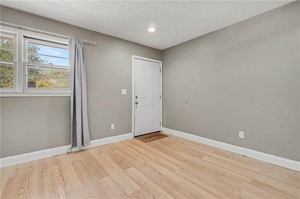 2 bedroom, 1 bathroom, 1,056 sq ft single family residence under contract at 107 Hill Lake Road, Danielsville, GA 30633 — photo 4