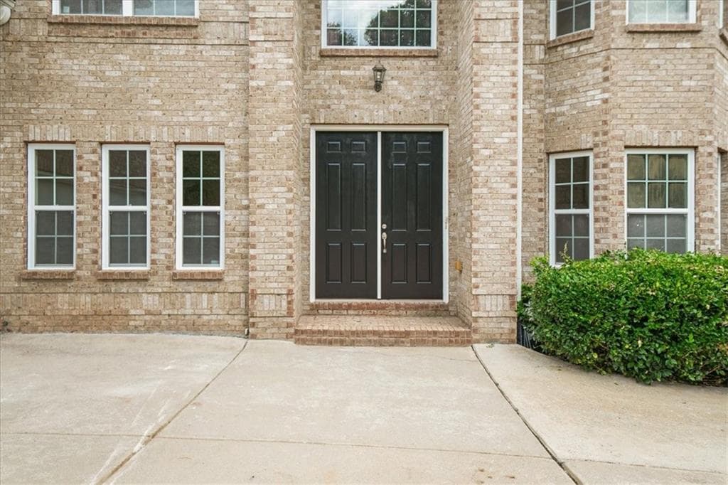 5 bedroom, 4 bathroom, 3,827 sq ft single family residence under contract at 5691 Boreal Way, Atlanta, GA 30331 — photo 2