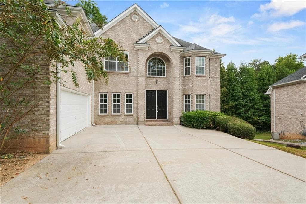 5 bedroom, 4 bathroom, 3,827 sq ft single family residence under contract at 5691 Boreal Way, Atlanta, GA 30331 — photo 3