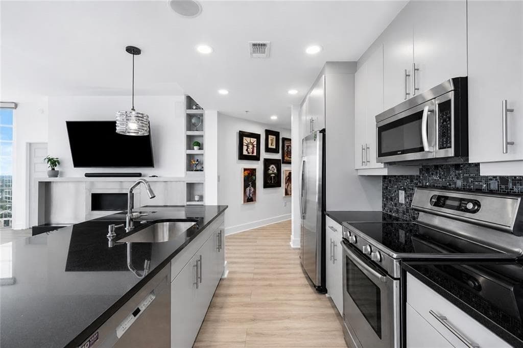 2 bedroom, 2 bathroom, 1,397 sq ft condominium for sale at 1080 Peachtree Street 1410, Atlanta, GA 30309 — photo 5