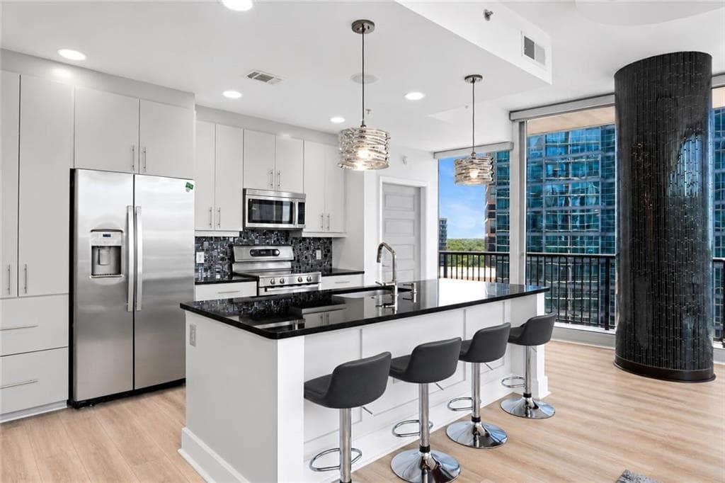 2 bedroom, 2 bathroom, 1,397 sq ft condominium for sale at 1080 Peachtree Street 1410, Atlanta, GA 30309 — photo 6