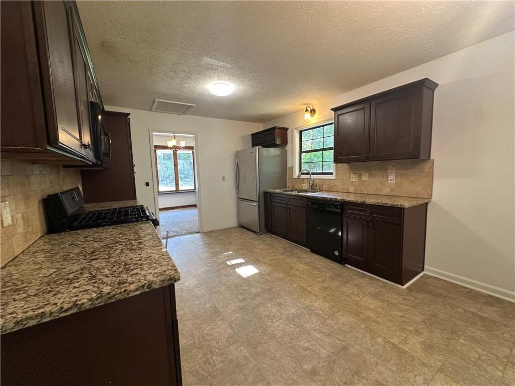 5 bedroom, 3 bathroom, 2,414 sq ft single family residence for rent at 330 Homestead Circle, Kennesaw, GA 30144 for $2,500 a month — photo 8