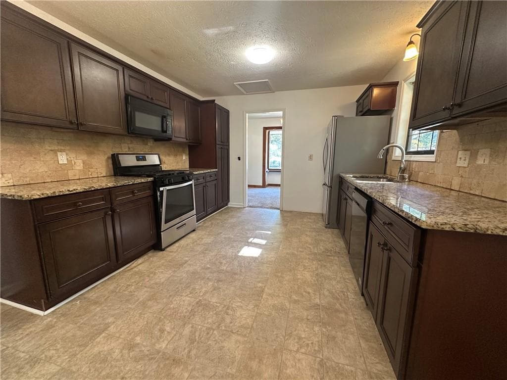 5 bedroom, 3 bathroom, 2,414 sq ft single family residence for rent at 330 Homestead Circle, Kennesaw, GA 30144 for $2,500 a month — photo 9