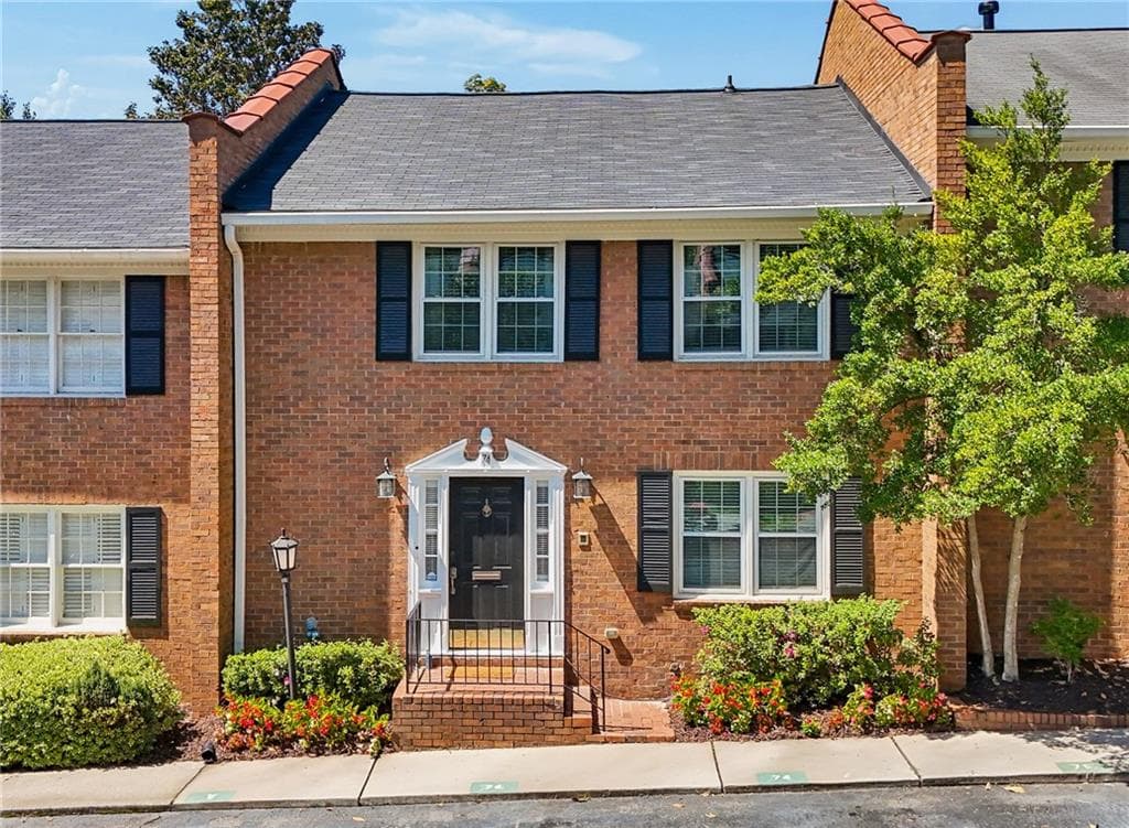 3 bedroom, 3 bathroom, 2,164 sq ft townhouse for sale at 4620 Wieuca Road 74, Atlanta, GA 30342 — photo 1 of 42