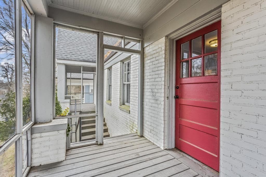 3 bedroom, 2 bathroom, 1,350 sq ft single family residence for sale at 960 Byron Drive, Atlanta, GA 30310 — photo 3