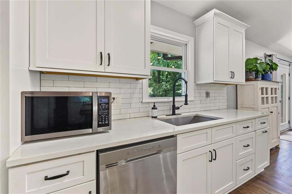 4 bedroom, 3 bathroom, 2,105 sq ft single family residence for sale at 4064 Covered Bridge Road, Smyrna, GA 30082 — photo 8