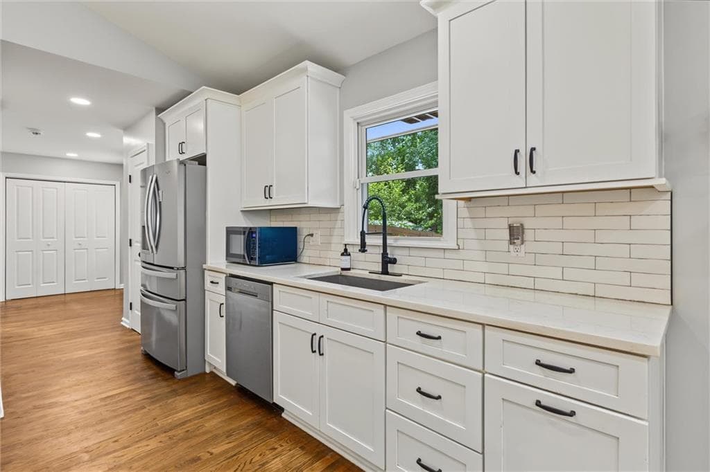 4 bedroom, 3 bathroom, 2,105 sq ft single family residence for sale at 4064 Covered Bridge Road, Smyrna, GA 30082 — photo 9