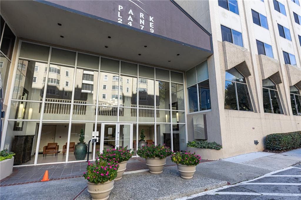 1 bedroom, 1 bathroom, 837 sq ft condominium for sale at 2479 Peachtree Road 1706, Atlanta, GA 30305 — photo 1 of 34