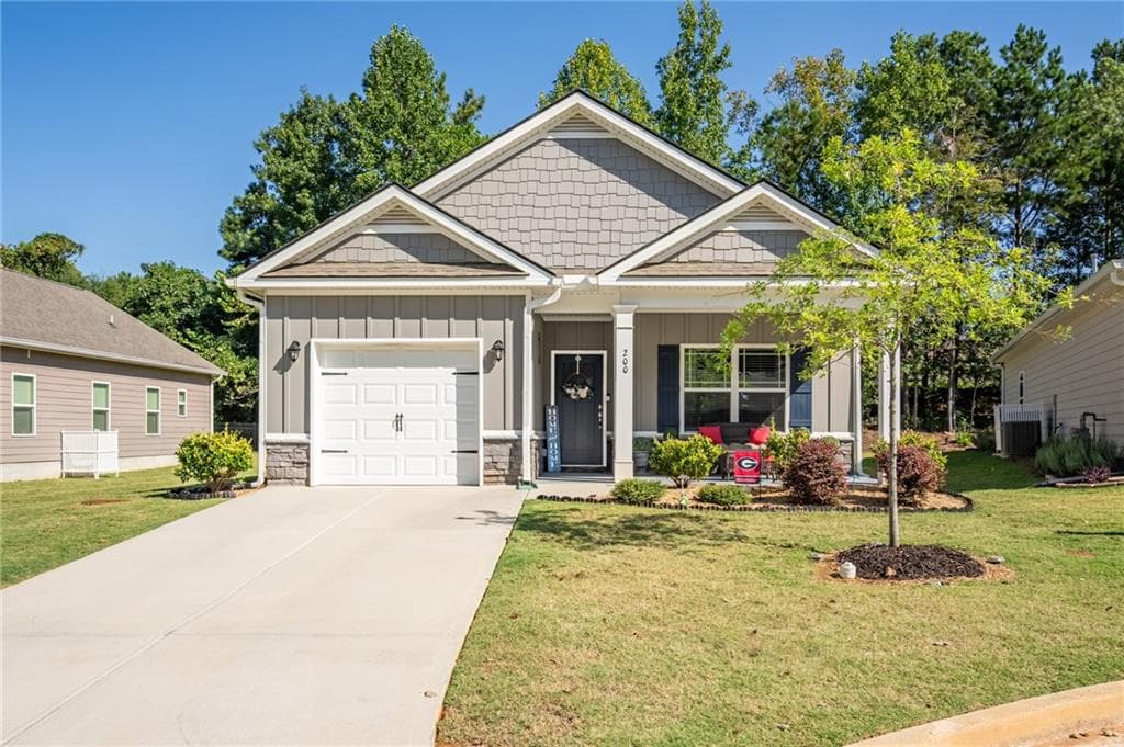 3 bedroom, 2 bathroom, 1,400 sq ft home for sale at 200 Vineyard Walk, Carrollton, GA
