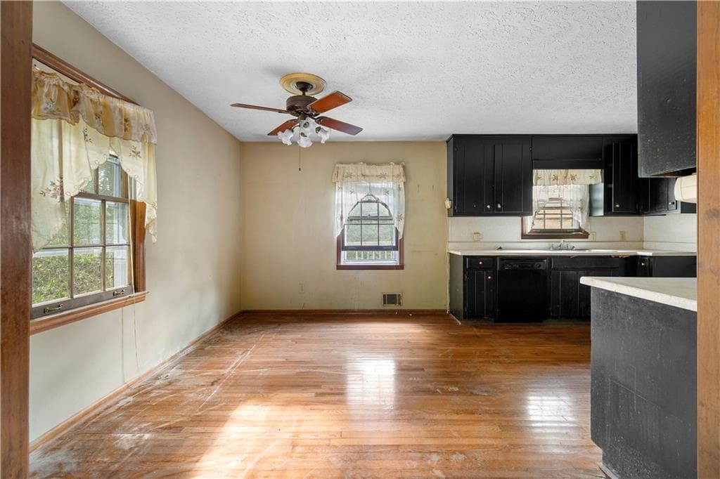 3 bedroom, 2 bathroom, 2,220 sq ft single family residence under contract at 229 Holly Creek Way, Woodstock, GA 30188 — photo 9