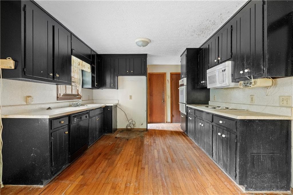 3 bedroom, 2 bathroom, 2,220 sq ft single family residence under contract at 229 Holly Creek Way, Woodstock, GA 30188 — photo 10