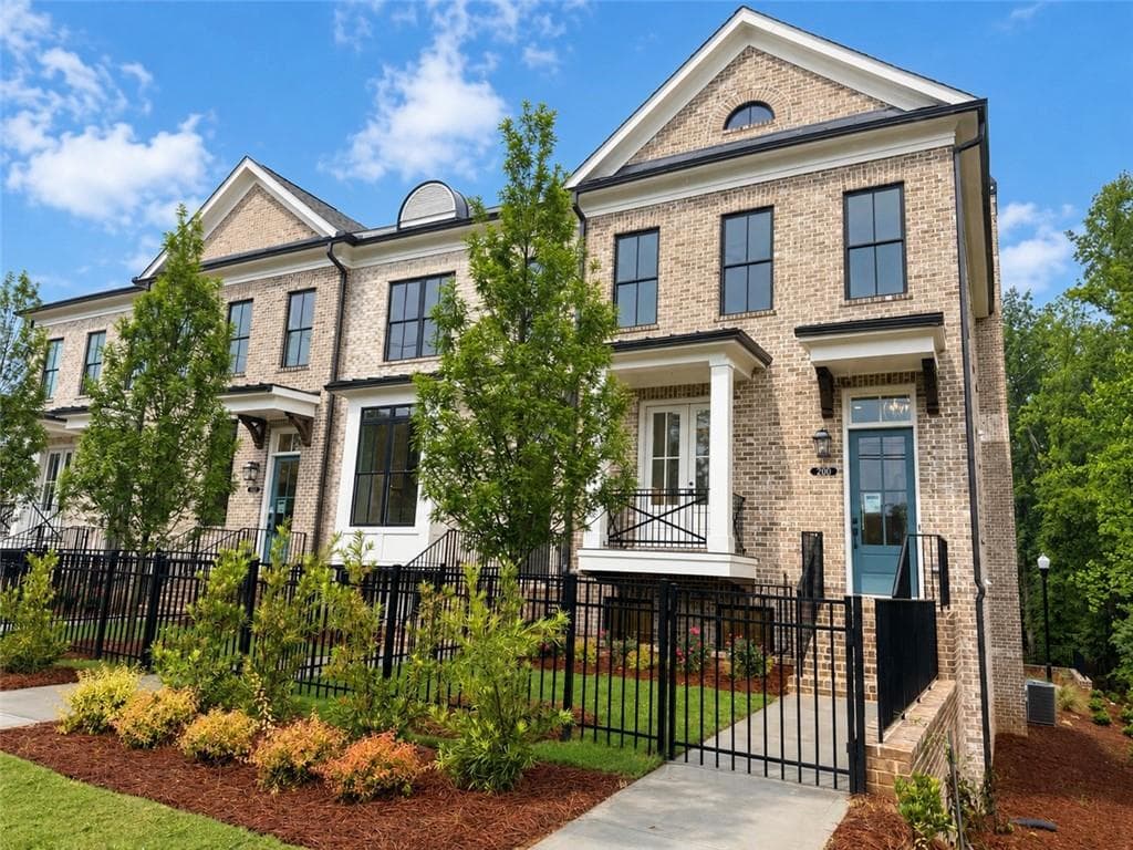 3 bedroom, 4 bathroom, 2,105 sq ft townhouse for sale at 200 Midnight Oak Run 4, Alpharetta, GA 30009 — photo 3