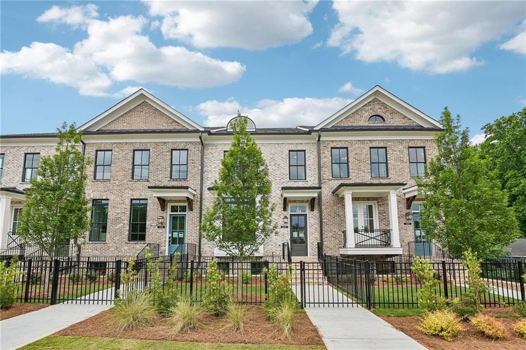 3 bedroom, 4 bathroom, 2,105 sq ft townhouse for sale at 200 Midnight Oak Run 4, Alpharetta, GA 30009 — photo 8