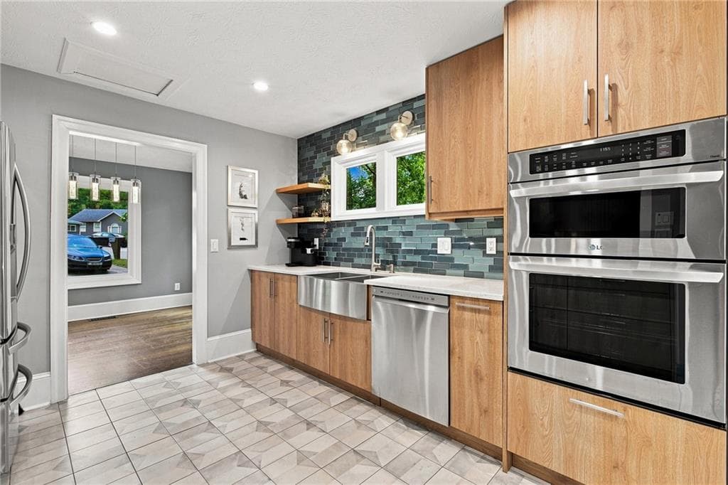 4 bedroom, 3 bathroom, 3,025 sq ft single family residence under contract at 155 S Falcon Bluff, Johns Creek, GA 30022 — photo 9