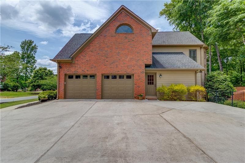 5 bedroom, 5 bathroom, 4,563 sq ft single family residence for sale at 1363 Riverview Run Lane, Suwanee, GA 30024 — photo 4