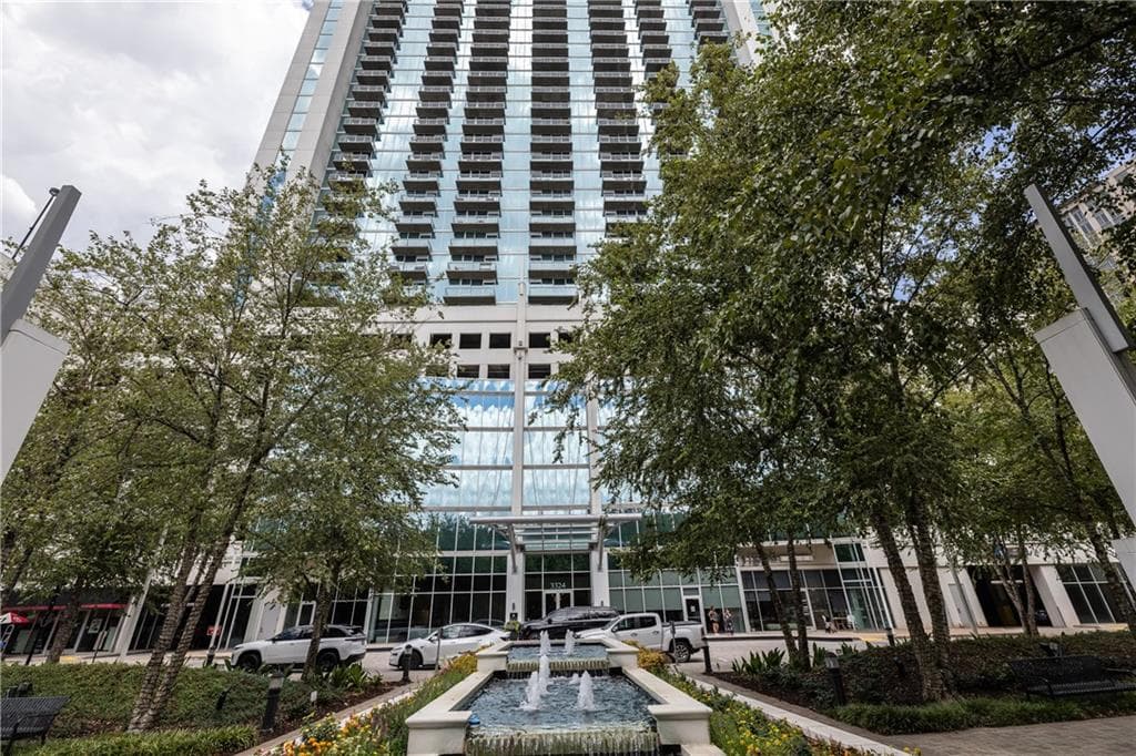 1 bedroom, 1 bathroom, 706 sq ft condominium for sale at 3324 Peachtree Road 1717, Atlanta, GA 30326