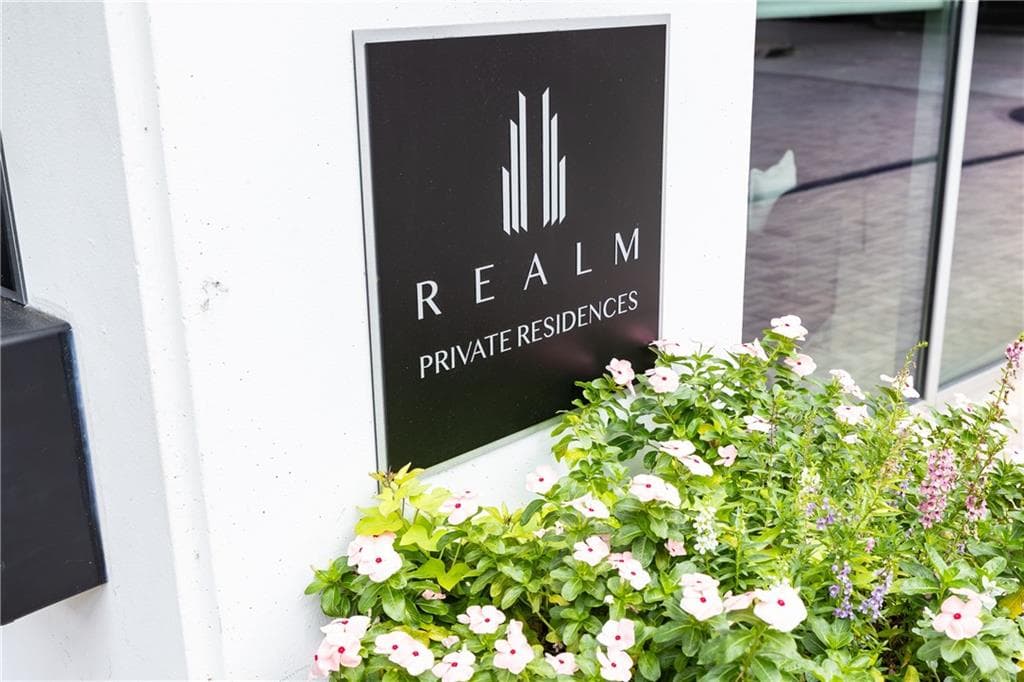 1 bedroom, 1 bathroom, 706 sq ft condominium for sale at 3324 Peachtree Road 1717, Atlanta, GA 30326 — photo 2