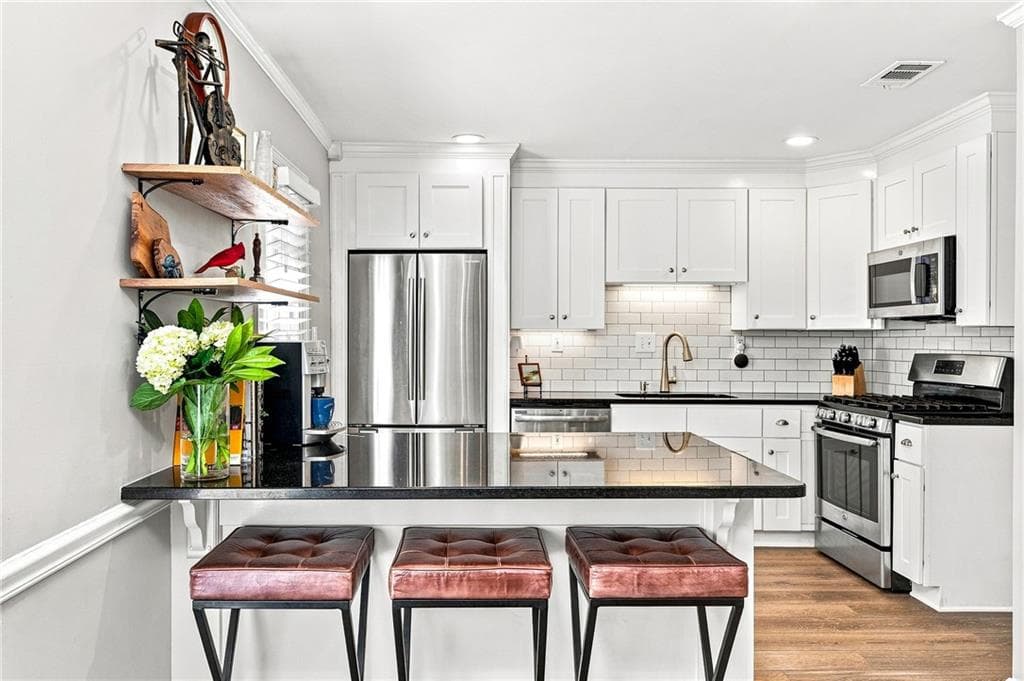 2 bedroom, 3 bathroom, 1,320 sq ft condominium under contract at 15 Scotland Place, Atlanta, GA 30318 — photo 9