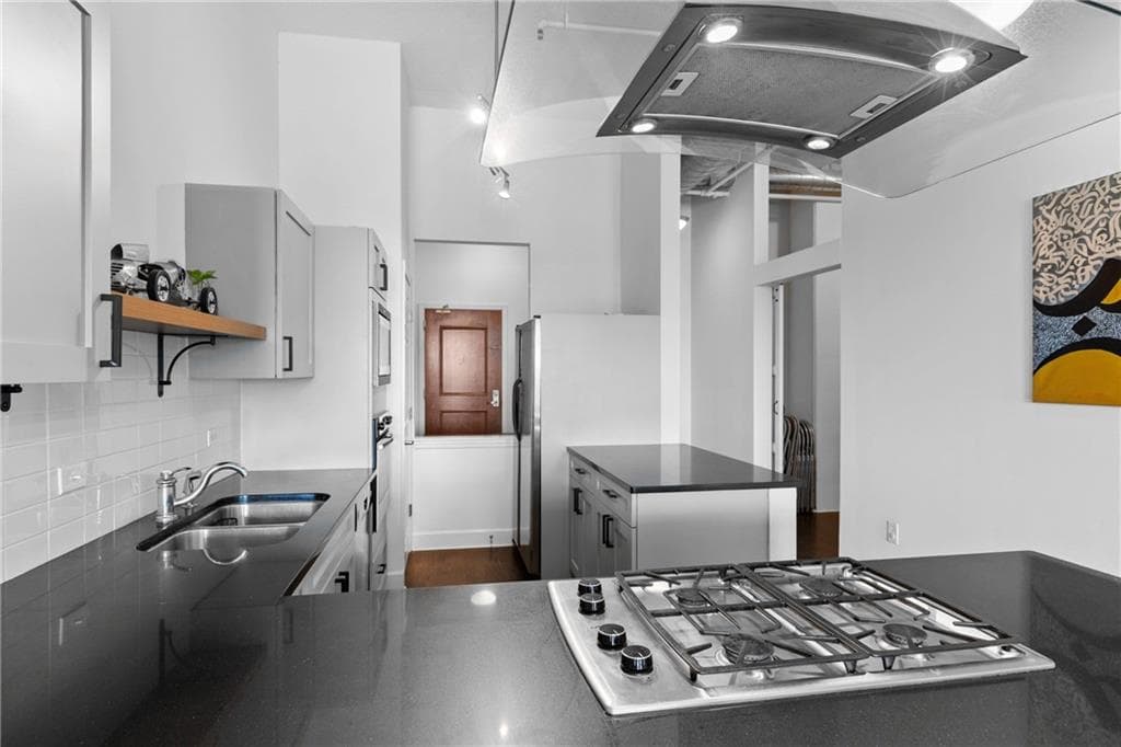 1 bedroom, 1 bathroom, 1,215 sq ft condominium for sale at 3820 Roswell Road 510, Atlanta, GA 30342 — photo 9
