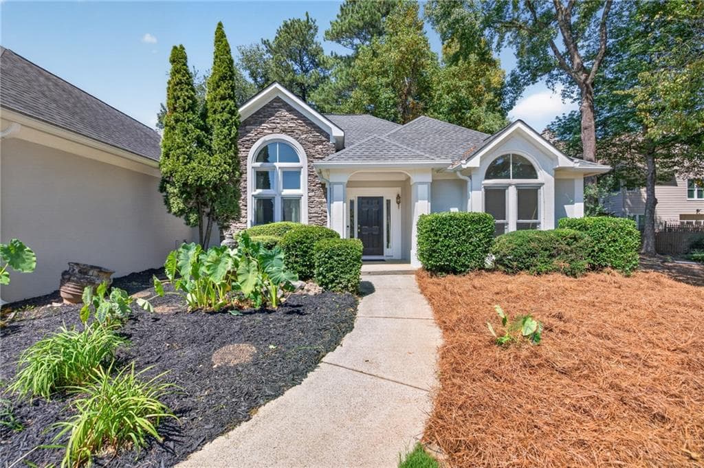 3 bedroom, 3 bathroom, 2,087 sq ft single family residence under contract at 290 Deer Cliff Cove, Lawrenceville, GA 30043 — photo 3