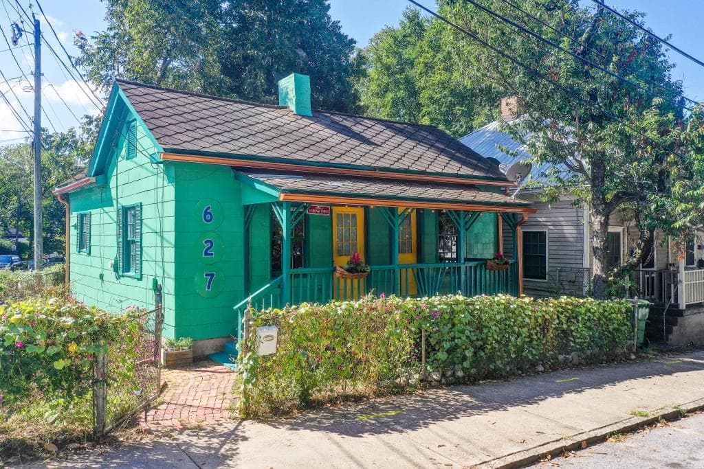 1 bedroom, 1 bathroom, 670 sq ft single family residence for sale at 627 Tennelle Street, Atlanta, GA 30312 — photo 1 of 18