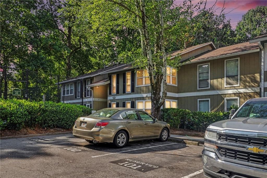 1 bedroom, 1 bathroom, 841 sq ft condominium for rent at 5159 Roswell Road 9, Sandy Springs, GA 30342 for $1,400 a month — photo 1 of 27