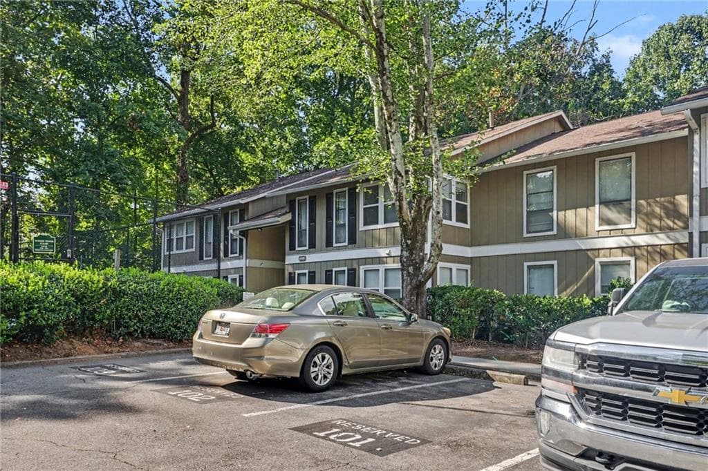 1 bedroom, 1 bathroom, 841 sq ft condominium for rent at 5159 Roswell Road 9, Sandy Springs, GA 30342 for $1,400 a month — photo 2