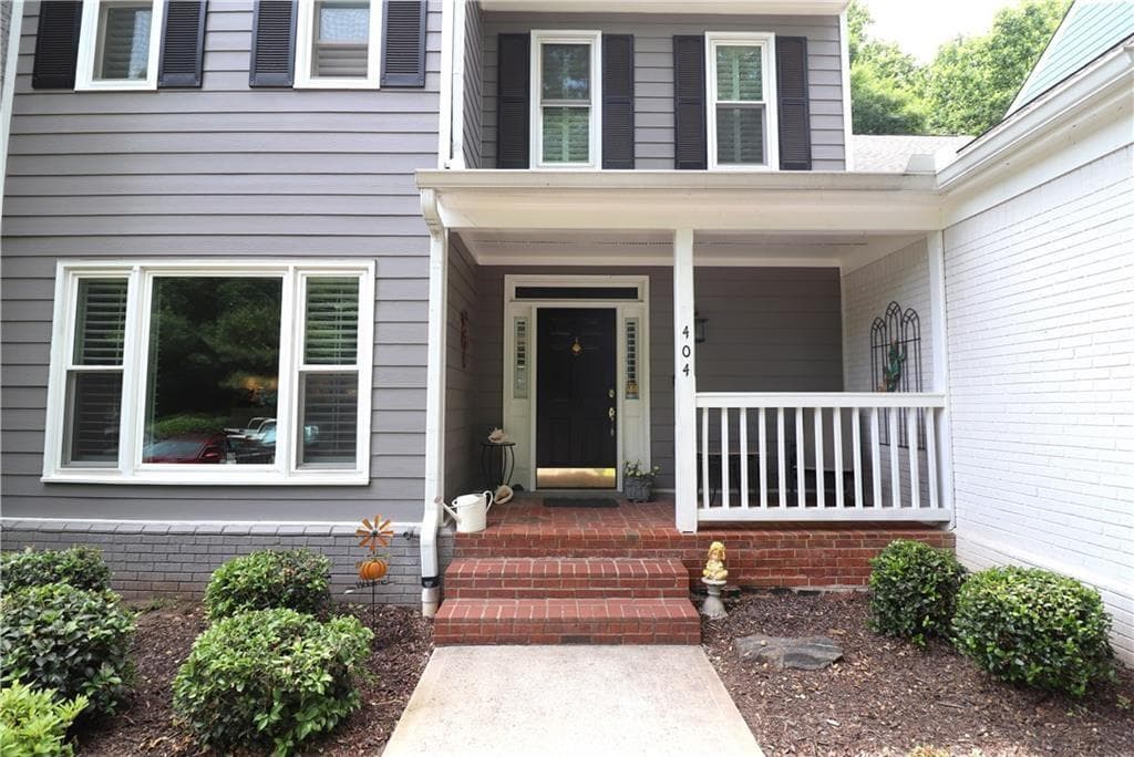 2 bedroom, 3 bathroom, 2,550 sq ft condominium under contract at 404 Bridle Path, Marietta, GA 30068 — photo 2