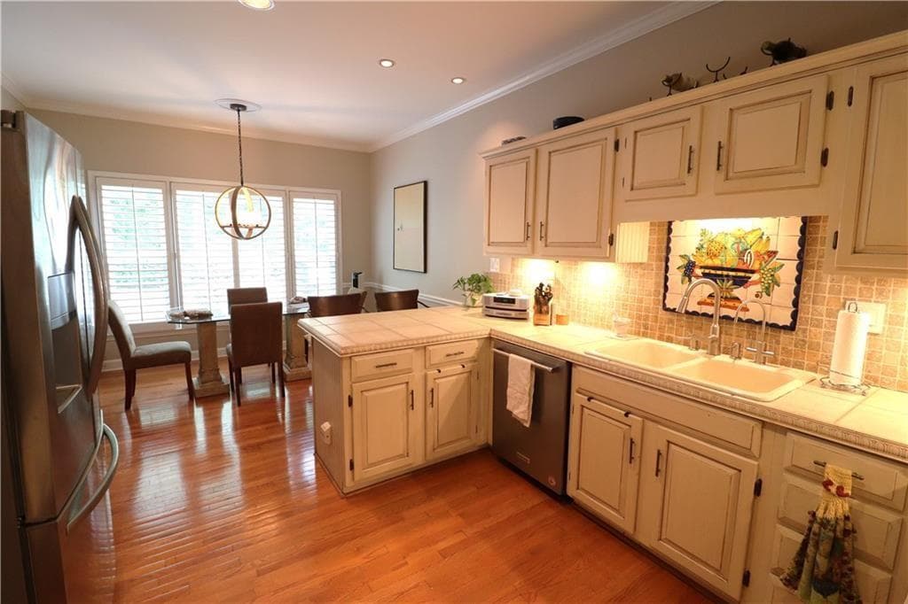 2 bedroom, 3 bathroom, 2,550 sq ft condominium under contract at 404 Bridle Path, Marietta, GA 30068 — photo 7