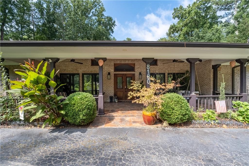 4 bedroom, 4 bathroom, 4,421 sq ft single family residence under contract at 8180 Innsbruck Drive, Sandy Springs, GA 30350 — photo 2