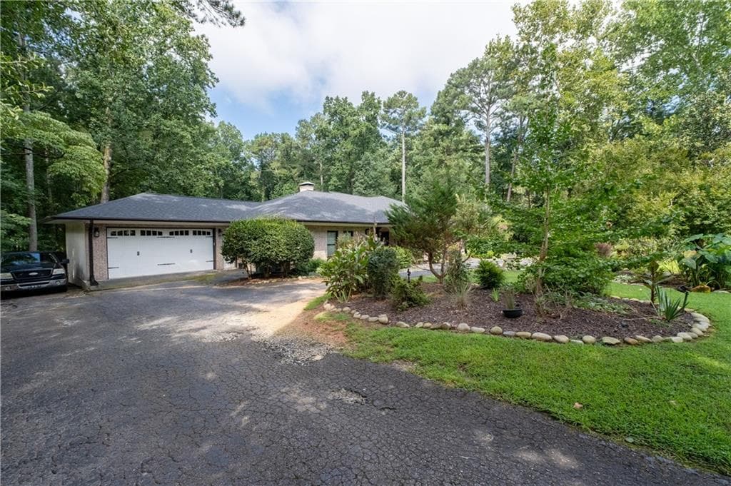 4 bedroom, 4 bathroom, 4,421 sq ft single family residence under contract at 8180 Innsbruck Drive, Sandy Springs, GA 30350 — photo 6