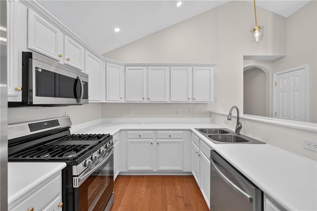 3 bedroom, 2 bathroom, 1,357 sq ft single family residence for sale at 2525 Gateview Court, Cumming, GA 30040 — photo 7