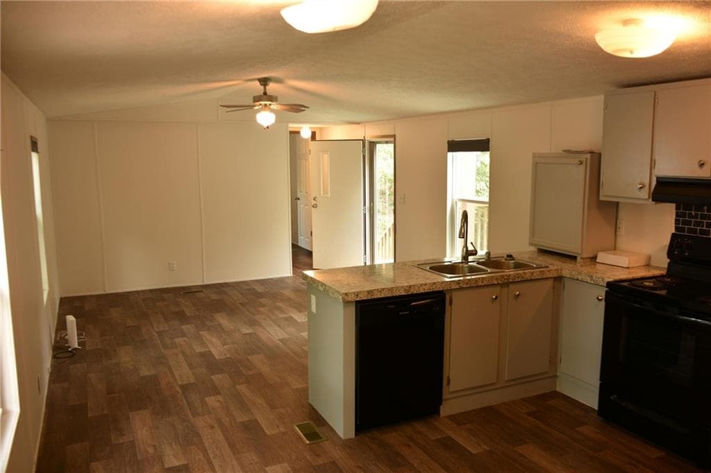 2 bedroom, 2 bathroom, 812 sq ft single family residence for sale at 69 Gold Lake Drive, Cleveland, GA 30528 — photo 9