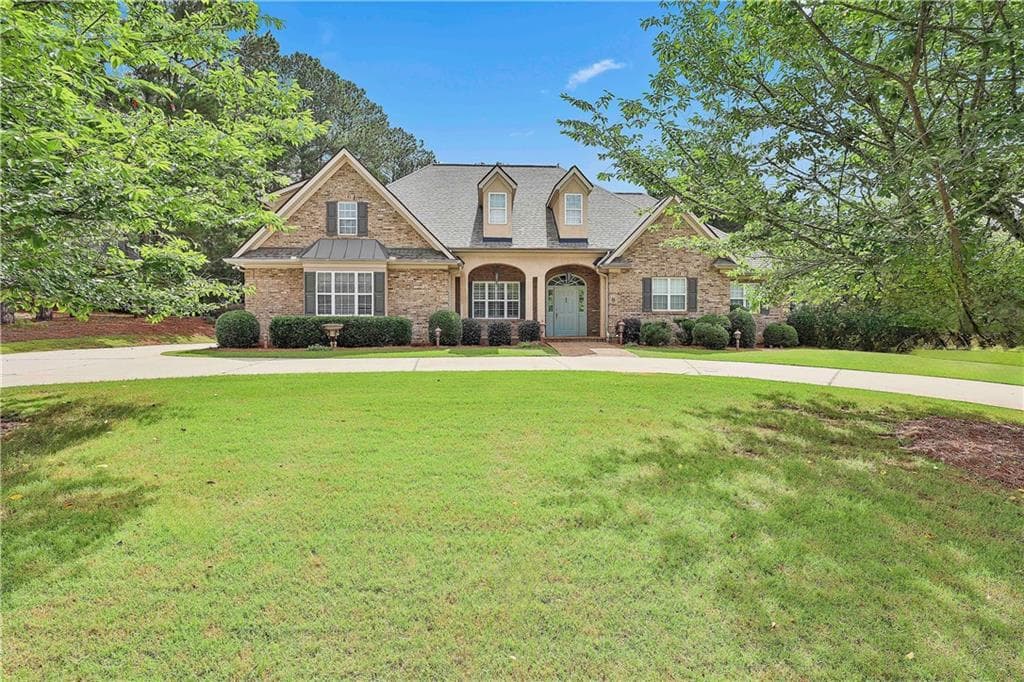 4 bedroom, 3 bathroom, 3,319 sq ft single family residence for sale at 15 Stratford Way, Newnan, GA 30265 — photo 2