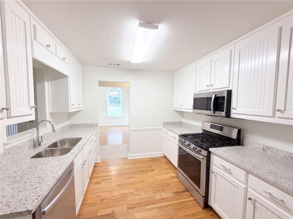 3 bedroom, 3 bathroom, 2,433 sq ft single family residence for sale at 1412 White Oak Trace, Loganville, GA 30052 — photo 9