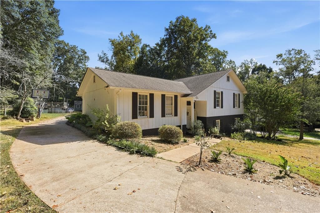 4 bedroom, 3 bathroom, 2,464 sq ft single family residence for sale at 69 Forest Hill Court, Commerce, GA 30529 — photo 2