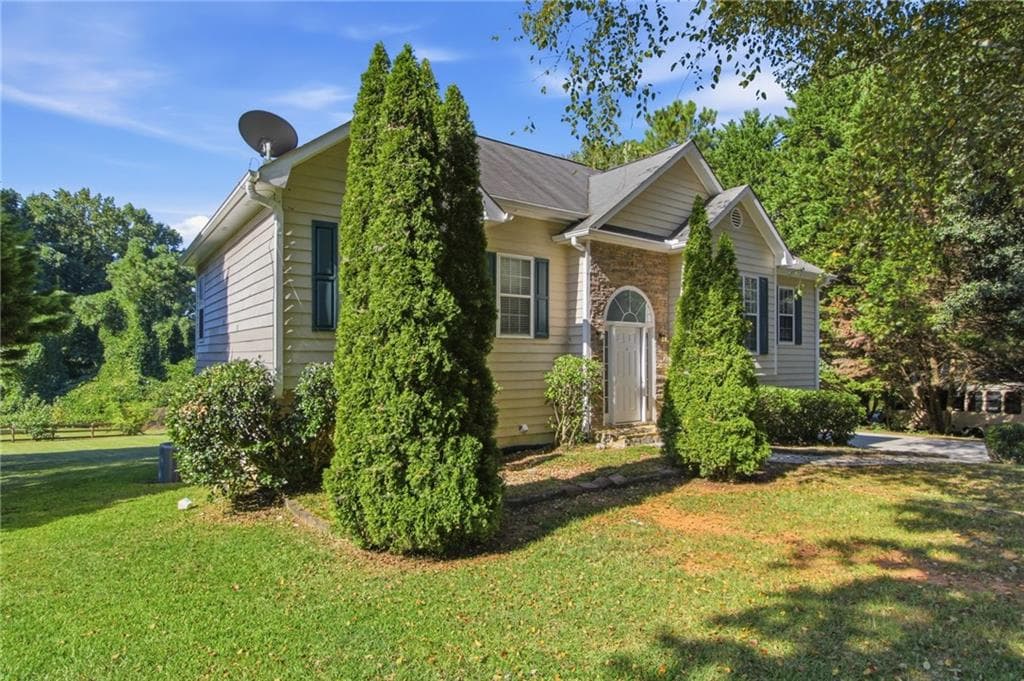 4 bedroom, 3 bathroom, 2,059 sq ft single family residence under contract at 6845 Sarah Drive, Cumming, GA 30041 — photo 2