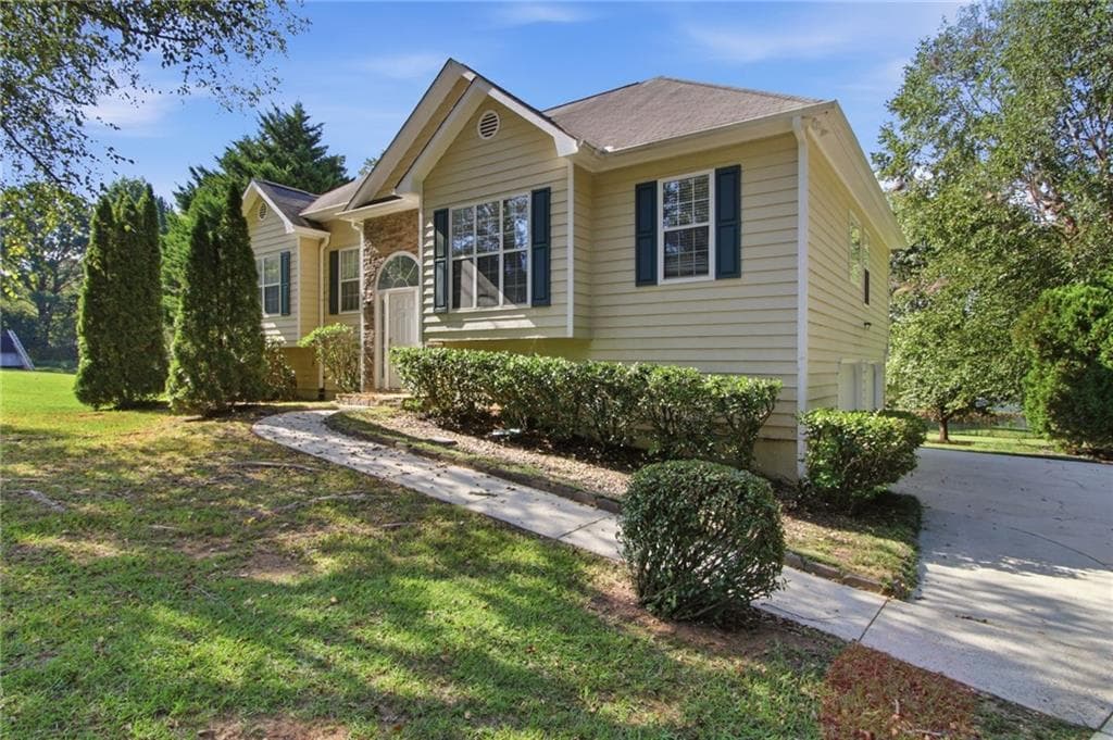 4 bedroom, 3 bathroom, 2,059 sq ft single family residence under contract at 6845 Sarah Drive, Cumming, GA 30041 — photo 3