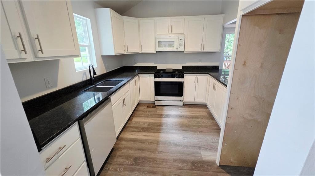 5 bedroom, 3 bathroom, 2,060 sq ft single family residence for sale at 4610 Kings Crossing Drive, Kennesaw, GA 30144 — photo 6